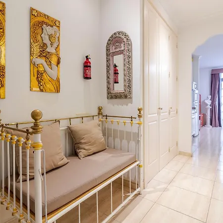 Flatguest - Flat With Art